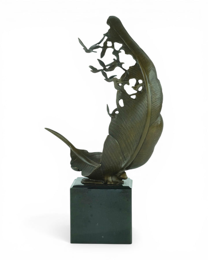 Escultura de bronce de palomas volando de una pluma