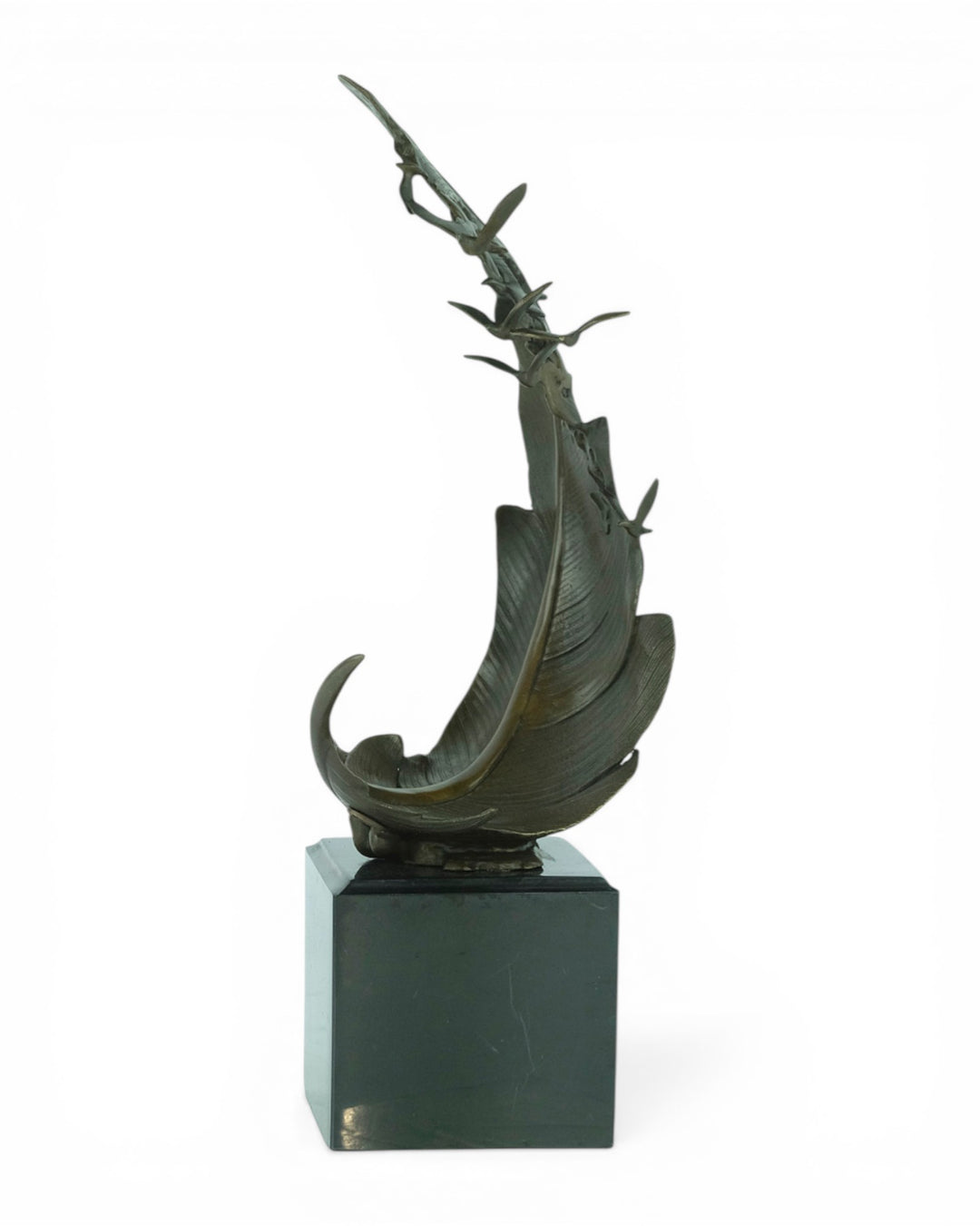 Escultura de bronce de palomas volando de una pluma