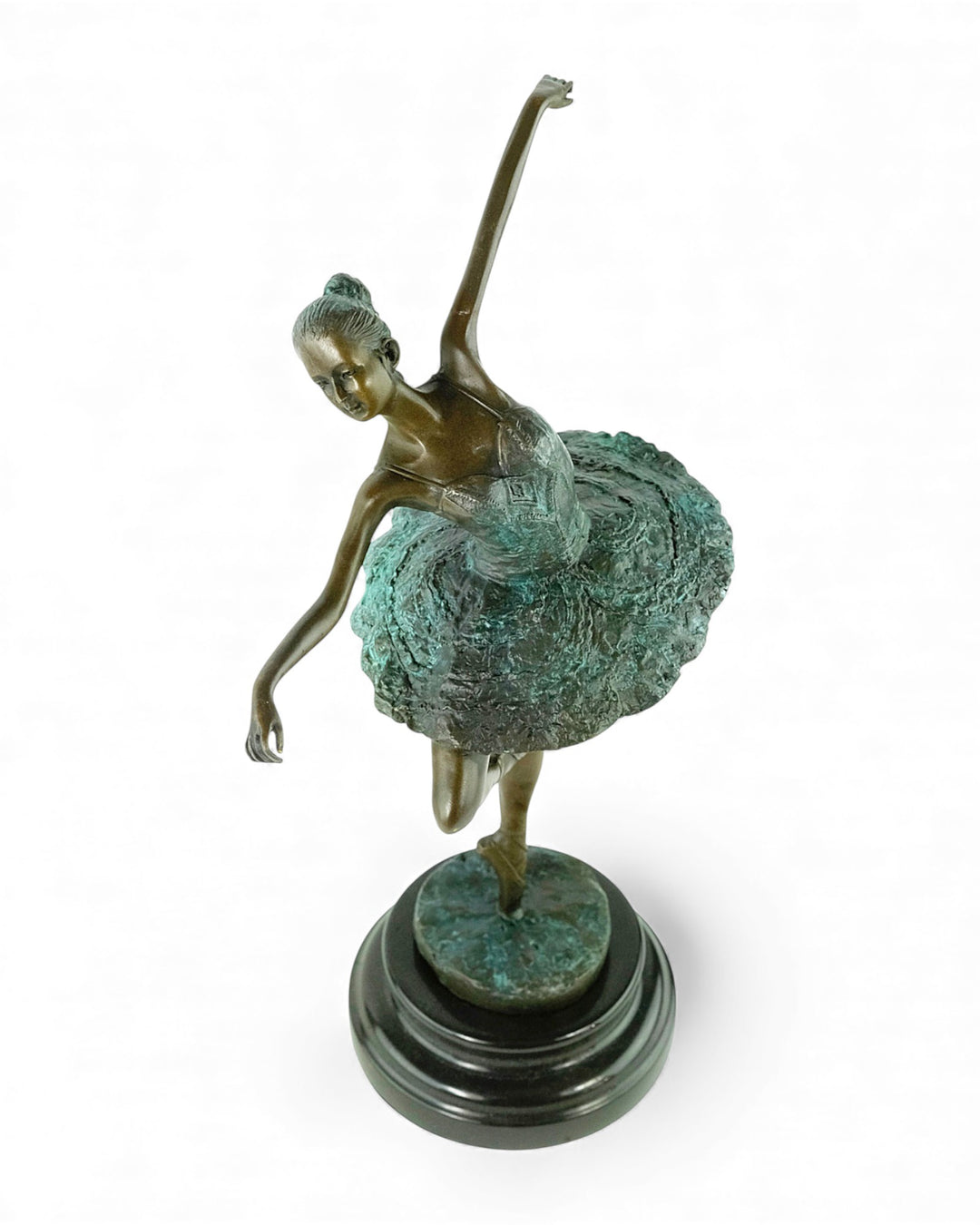 Modern bronzen beeld van een ballerina die sierlijk danst
