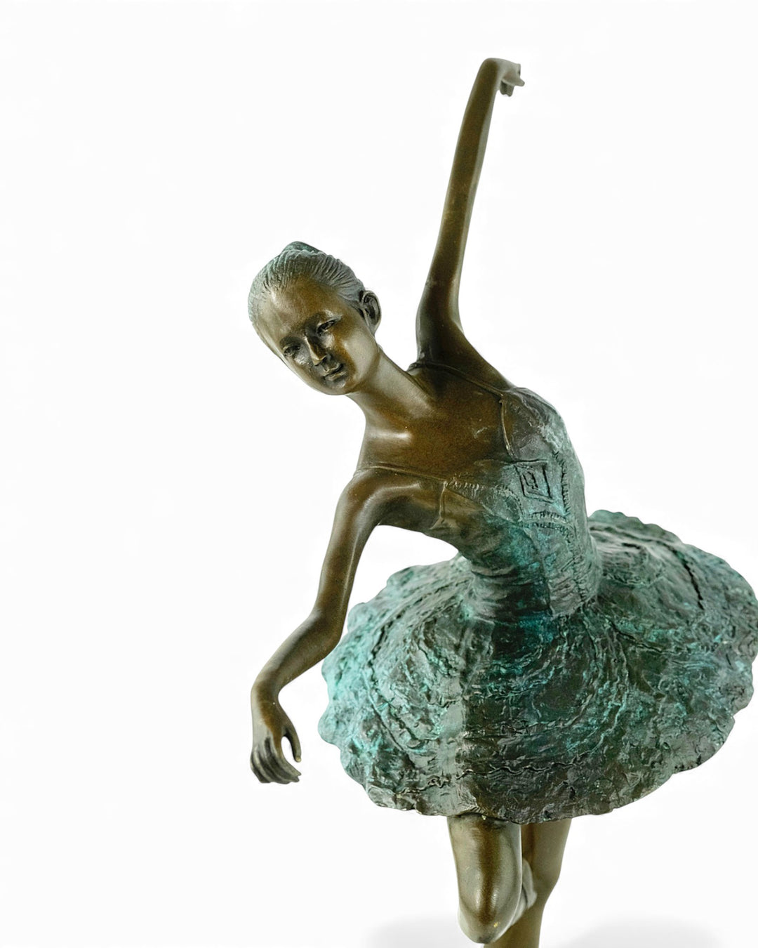 Modern bronzen beeld van een ballerina die sierlijk danst