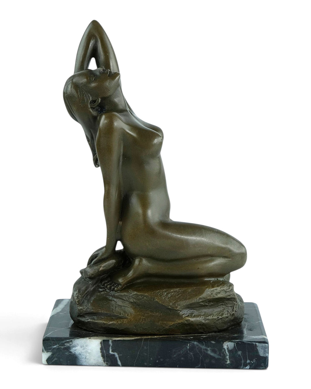 Bronzeskulptur eines sinnlichen weiblichen Aktes, der auf einem Felsen kniet