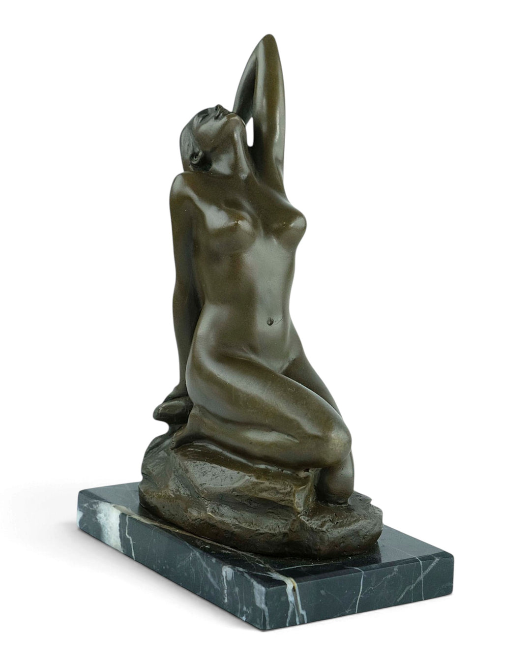 Bronzeskulptur eines sinnlichen weiblichen Aktes, der auf einem Felsen kniet