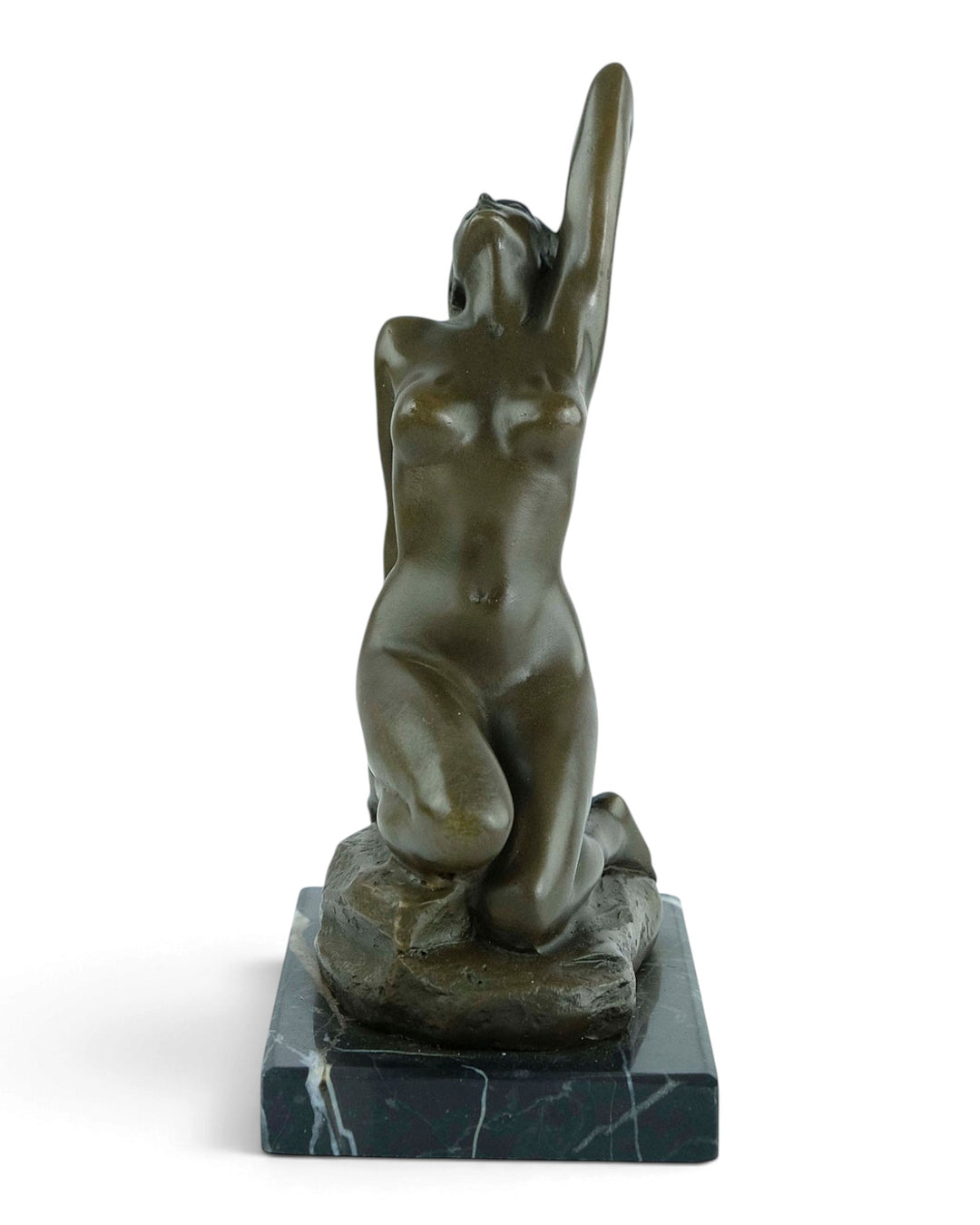 Bronzeskulptur eines sinnlichen weiblichen Aktes, der auf einem Felsen kniet