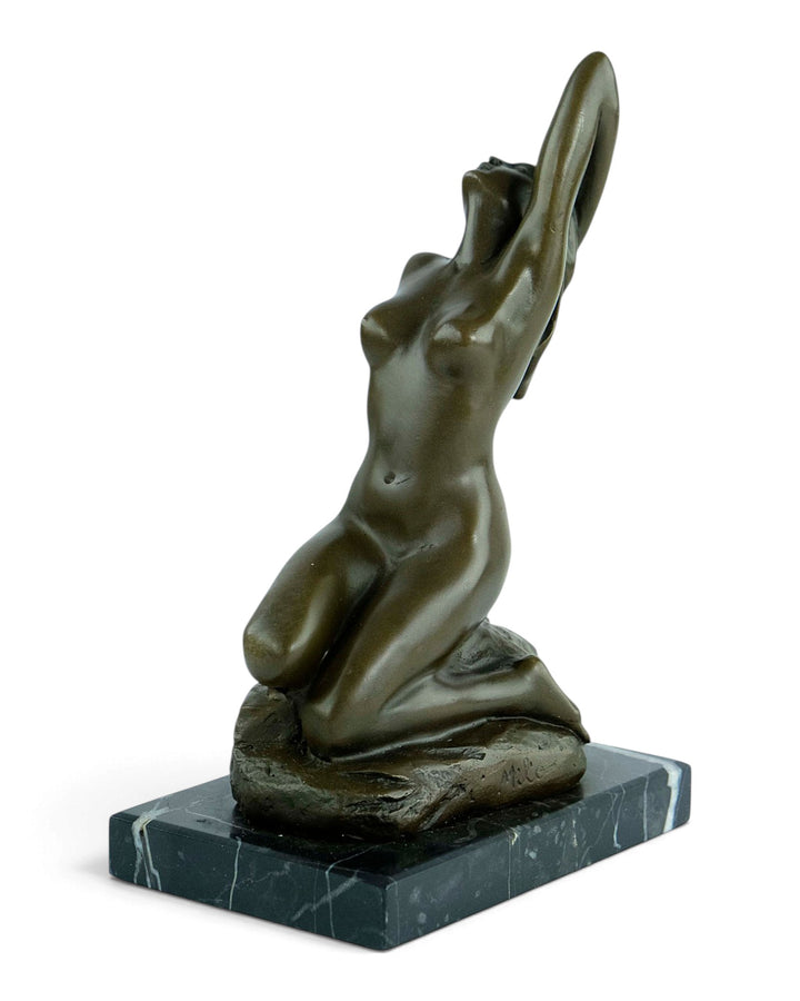 Bronzeskulptur eines sinnlichen weiblichen Aktes, der auf einem Felsen kniet