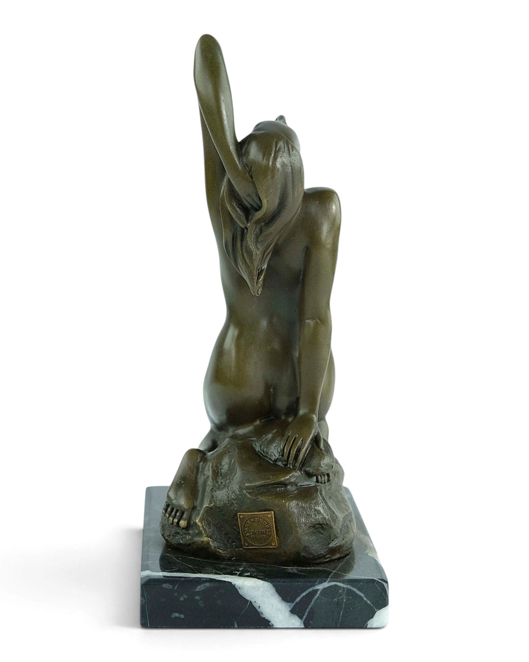 Bronzeskulptur eines sinnlichen weiblichen Aktes, der auf einem Felsen kniet