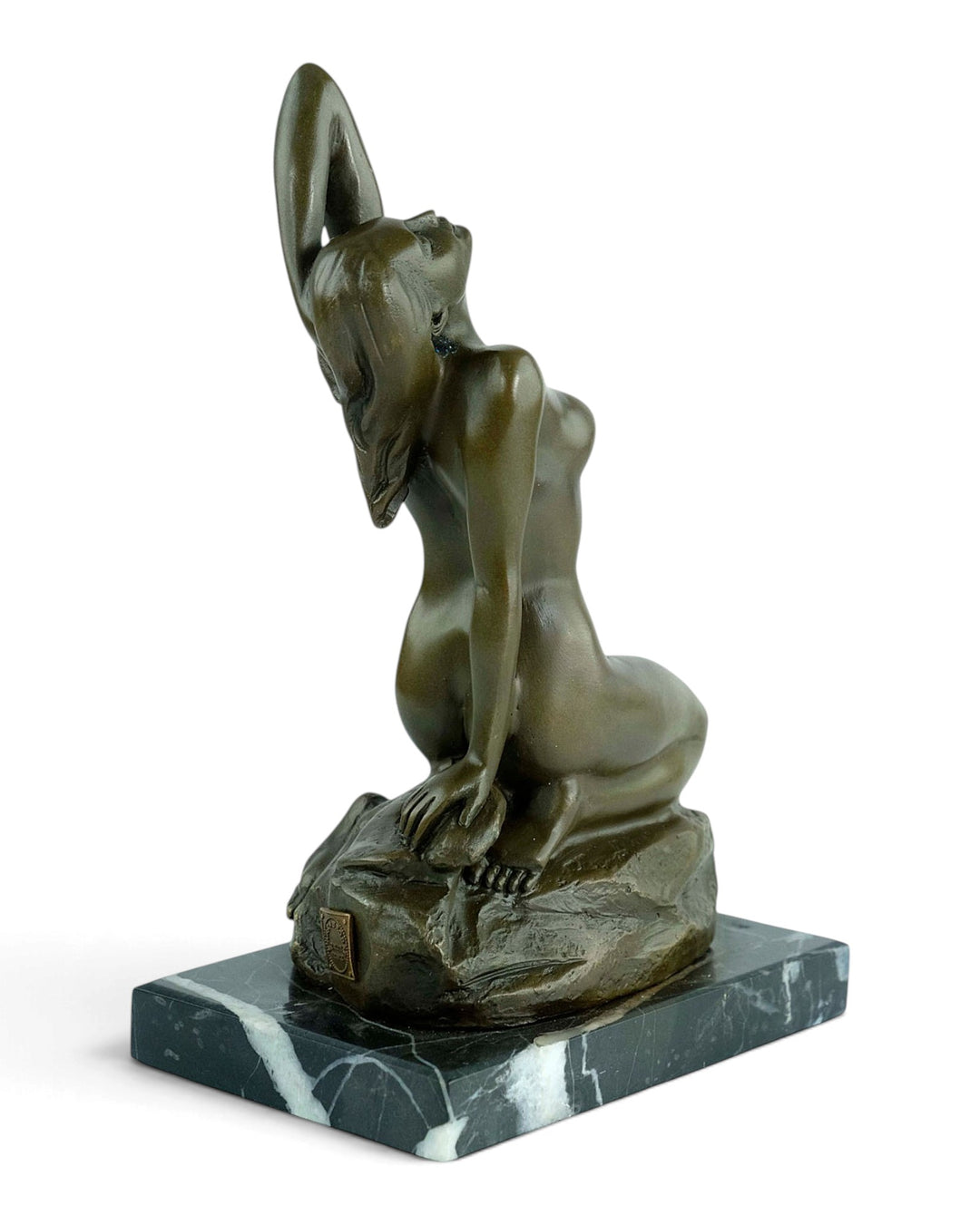 Bronzeskulptur eines sinnlichen weiblichen Aktes, der auf einem Felsen kniet