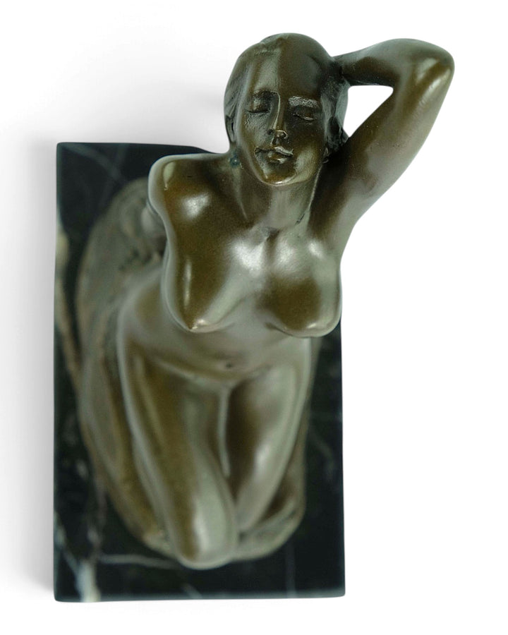 Bronzeskulptur eines sinnlichen weiblichen Aktes, der auf einem Felsen kniet