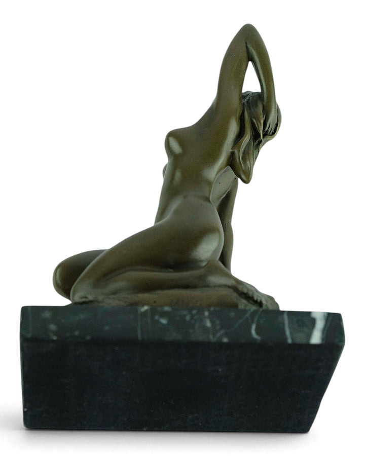 Bronzeskulptur eines sinnlichen weiblichen Aktes, der auf einem Felsen kniet