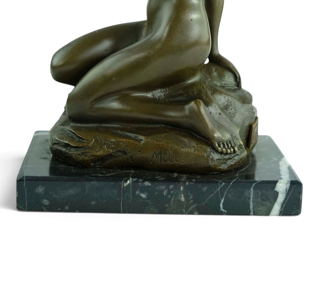 Bronzeskulptur eines sinnlichen weiblichen Aktes, der auf einem Felsen kniet