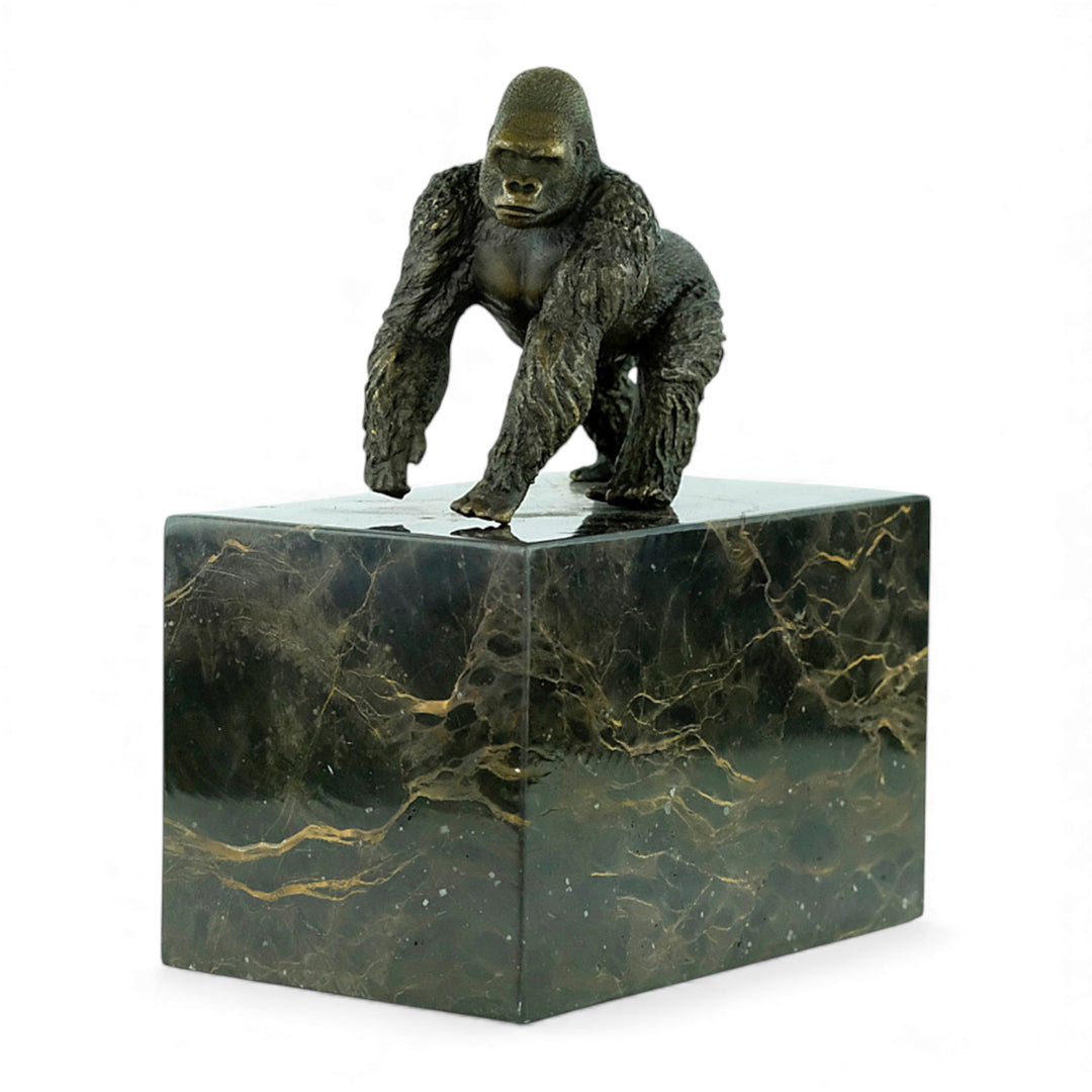 Escultura de gorila de bronce