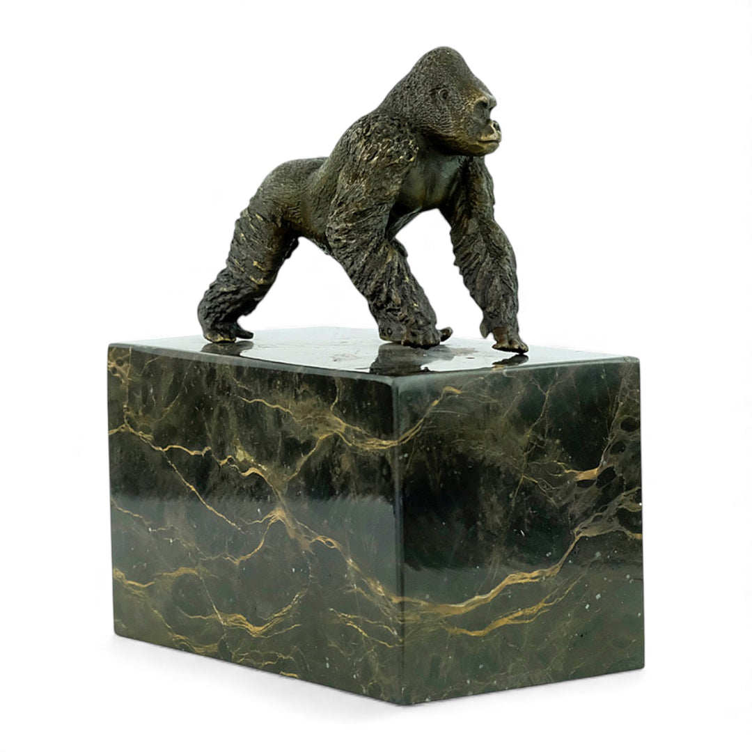 Escultura de gorila de bronce