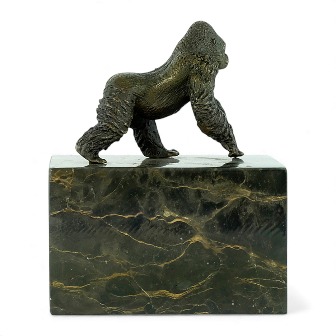 Escultura de gorila de bronce