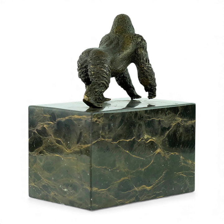 Escultura de gorila de bronce