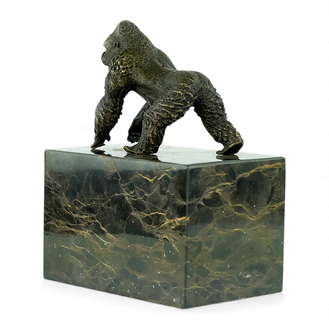 Escultura de gorila de bronce