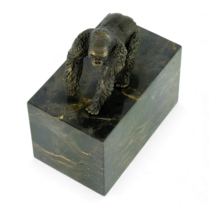 Escultura de gorila de bronce