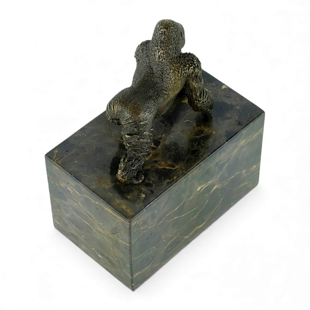 Escultura de gorila de bronce