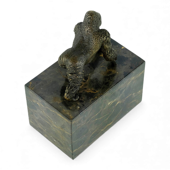 Escultura de gorila de bronce