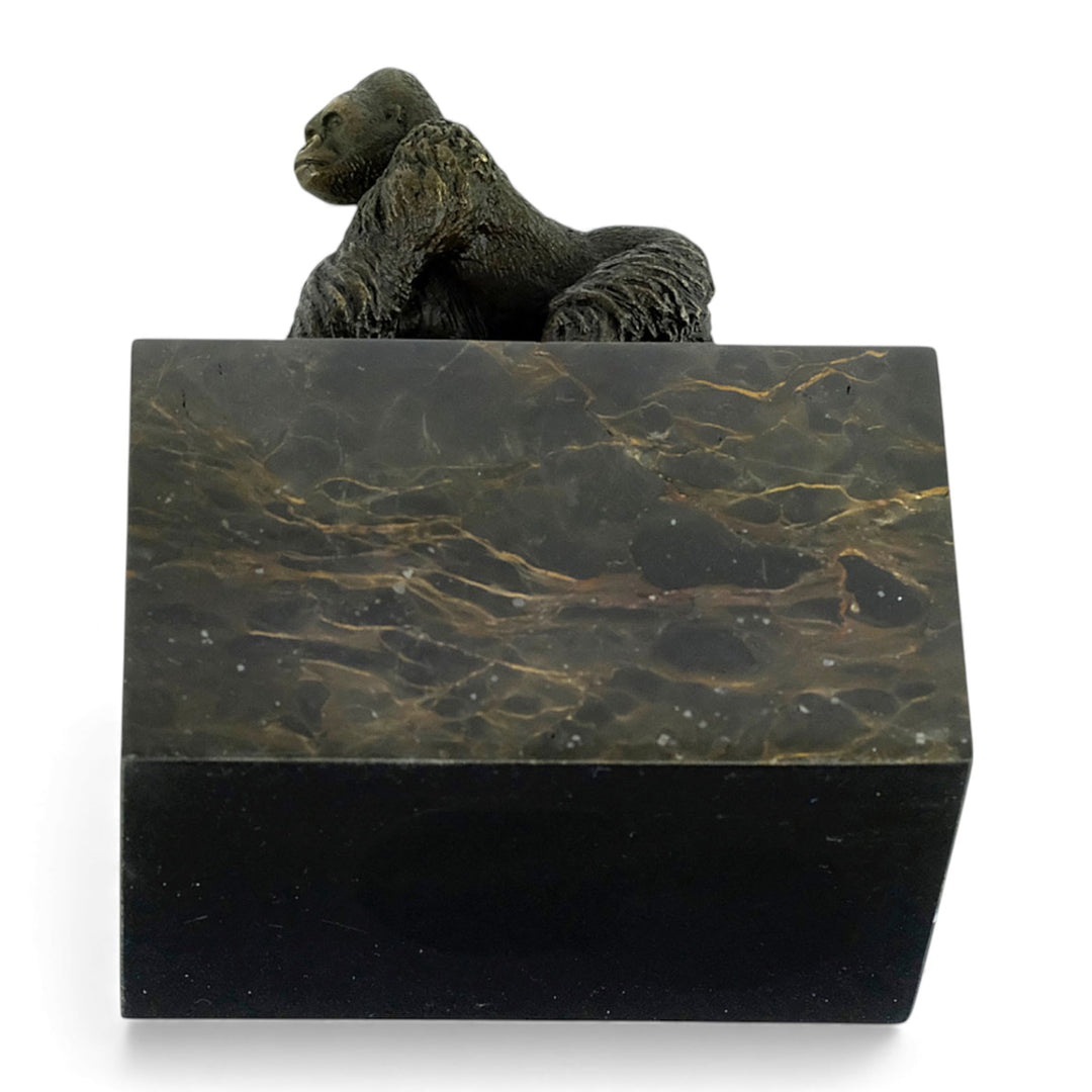 Escultura de gorila de bronce