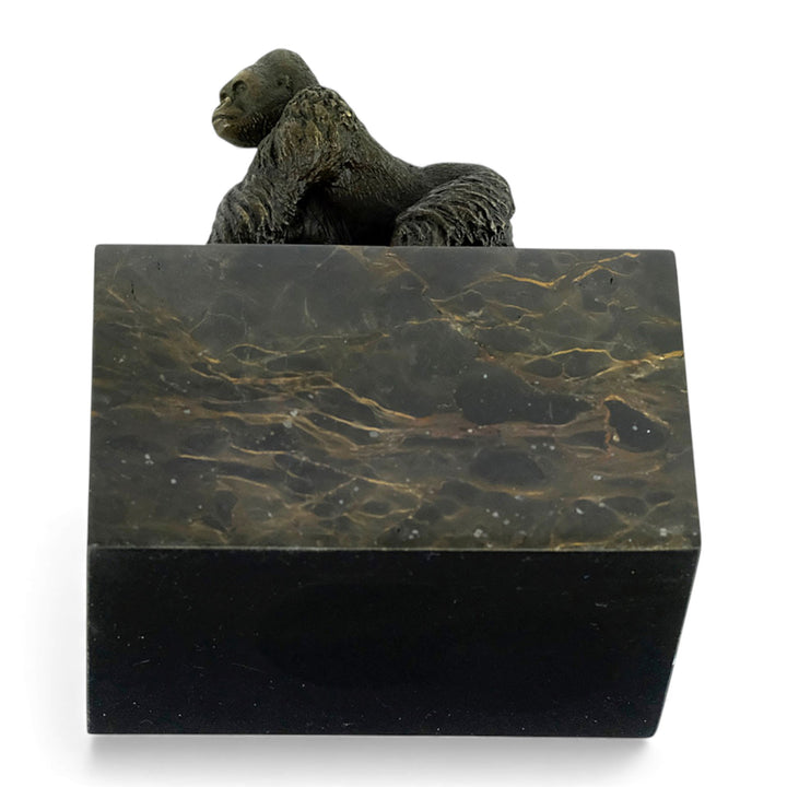 Escultura de gorila de bronce