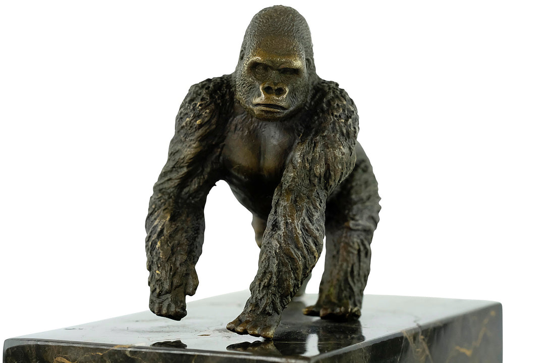 Escultura de gorila de bronce