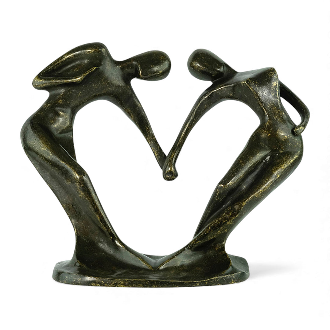 Moderne bronzen beeld van een dansend paar dat een hart vormt