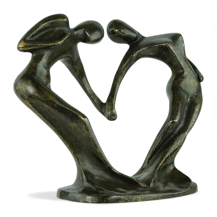 Moderne bronzen beeld van een dansend paar dat een hart vormt