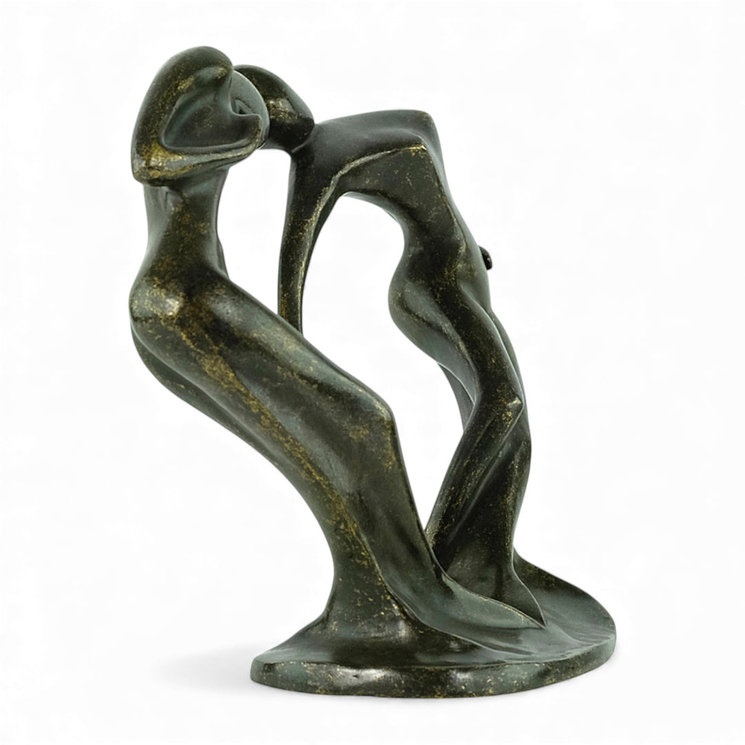 Moderne bronzen beeld van een dansend paar dat een hart vormt