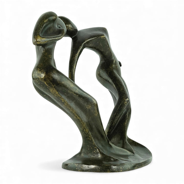 Moderne bronzen beeld van een dansend paar dat een hart vormt