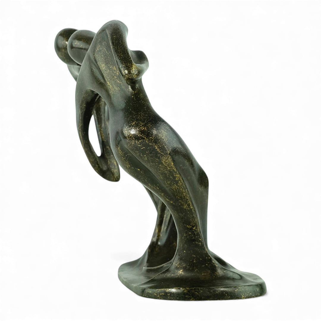 Moderne bronzen beeld van een dansend paar dat een hart vormt