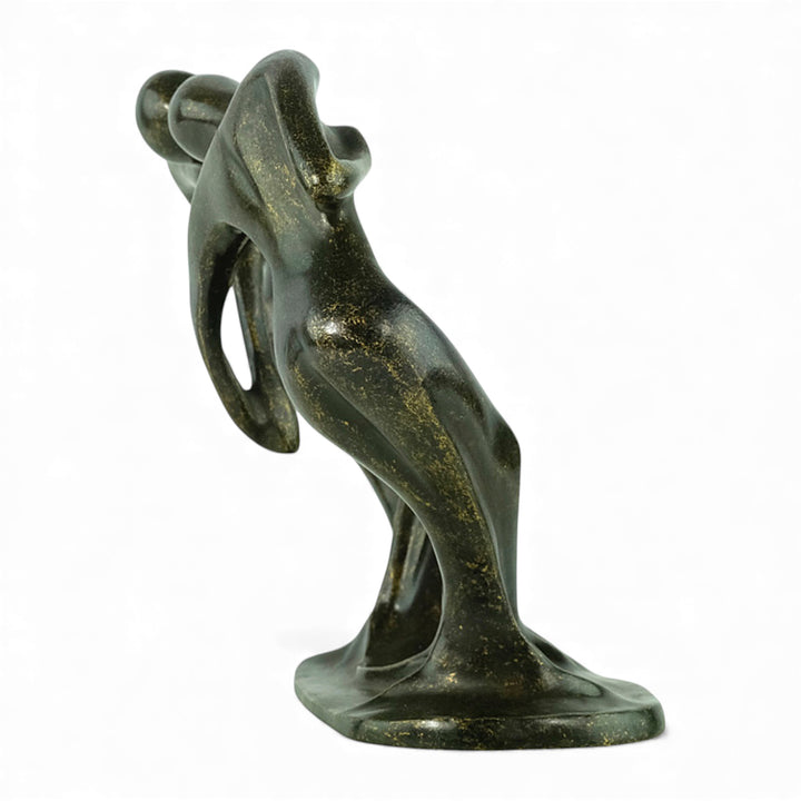 Moderne bronzen beeld van een dansend paar dat een hart vormt