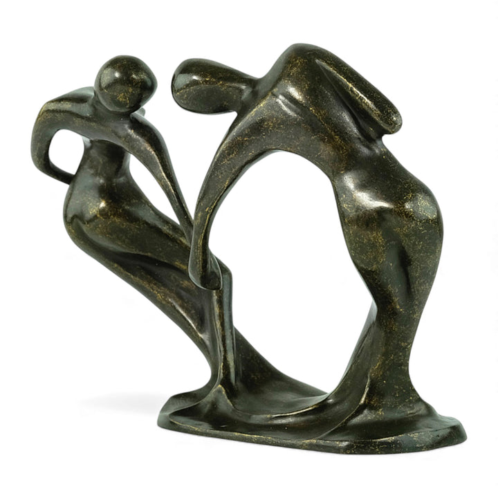 Moderne bronzen beeld van een dansend paar dat een hart vormt