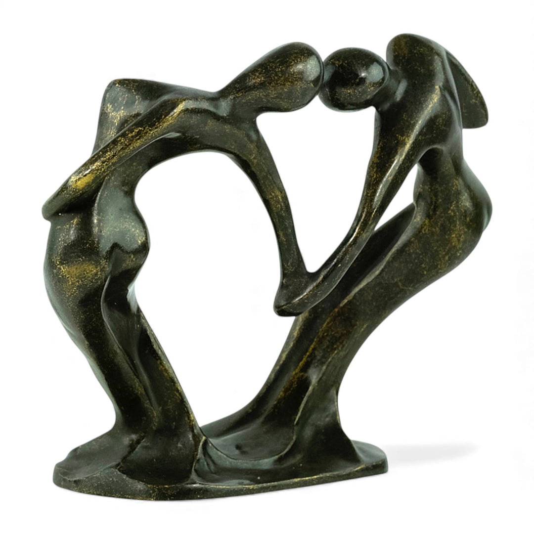 Moderne bronzen beeld van een dansend paar dat een hart vormt