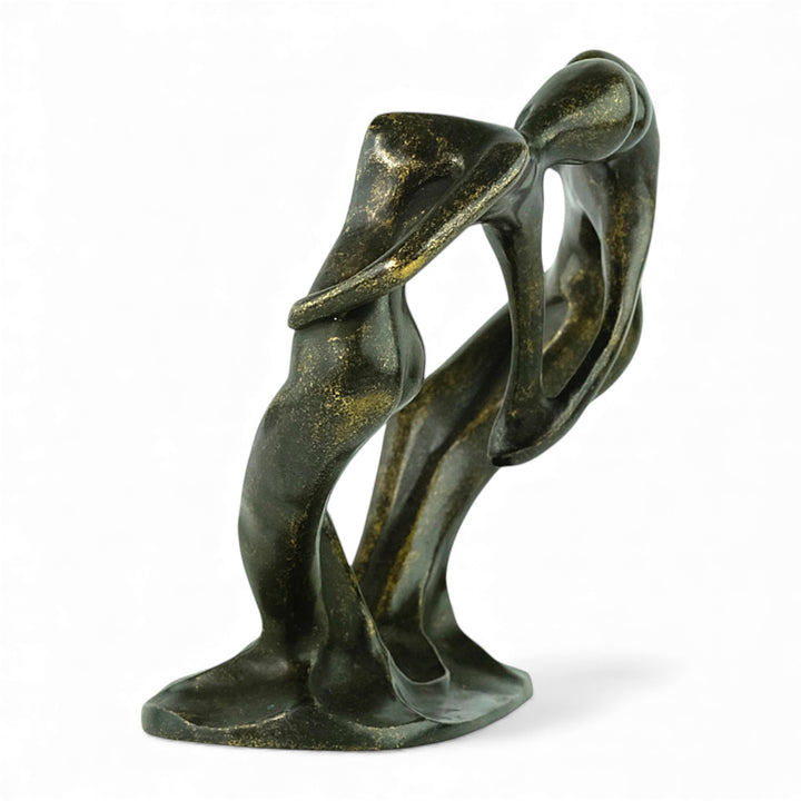 Moderne bronzen beeld van een dansend paar dat een hart vormt