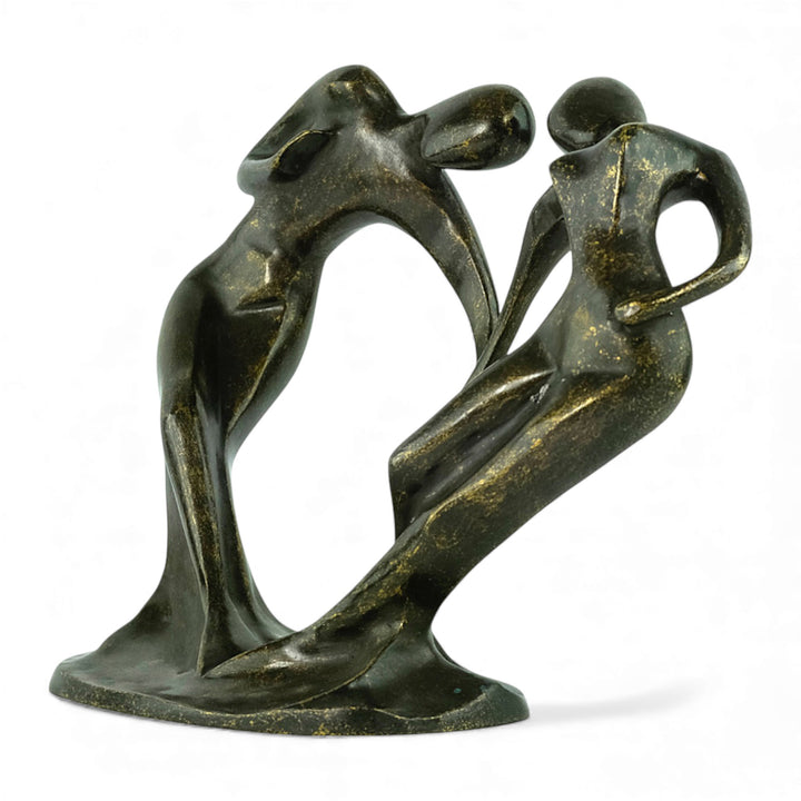 Moderne bronzen beeld van een dansend paar dat een hart vormt