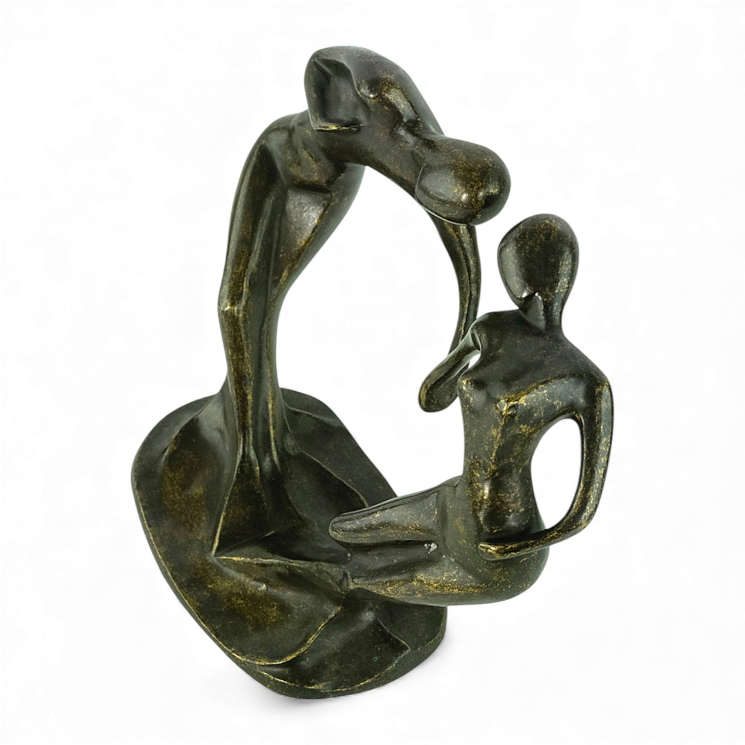 Moderne bronzen beeld van een dansend paar dat een hart vormt