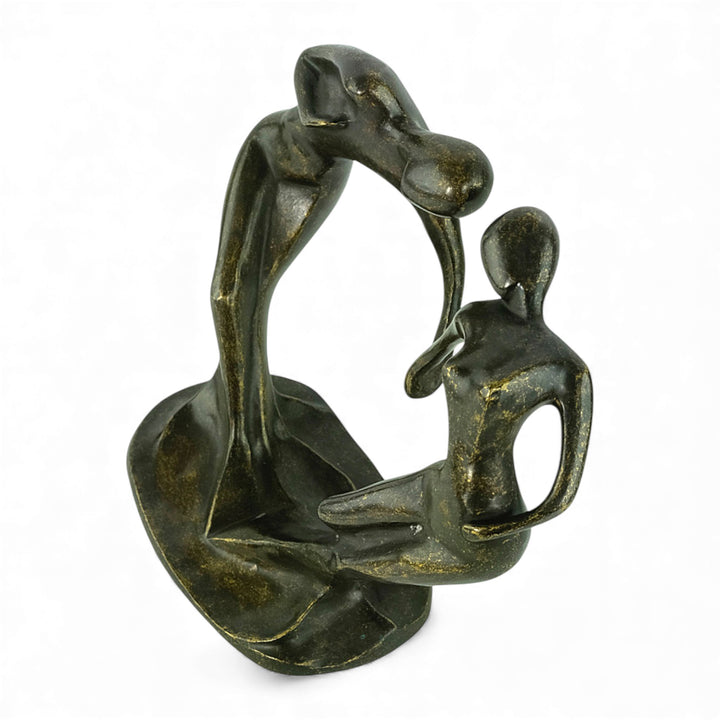 Moderne bronzen beeld van een dansend paar dat een hart vormt