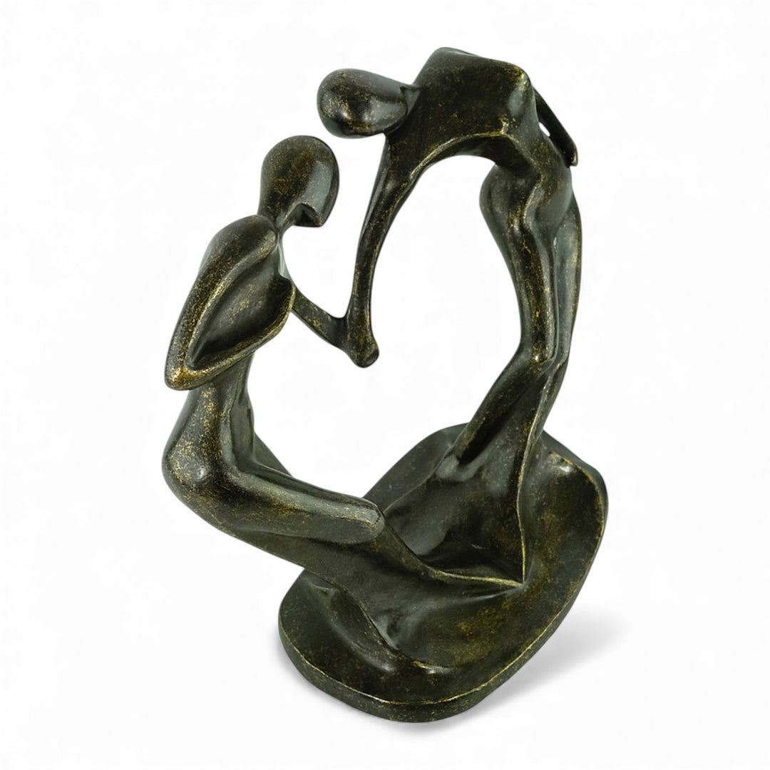 Moderne bronzen beeld van een dansend paar dat een hart vormt