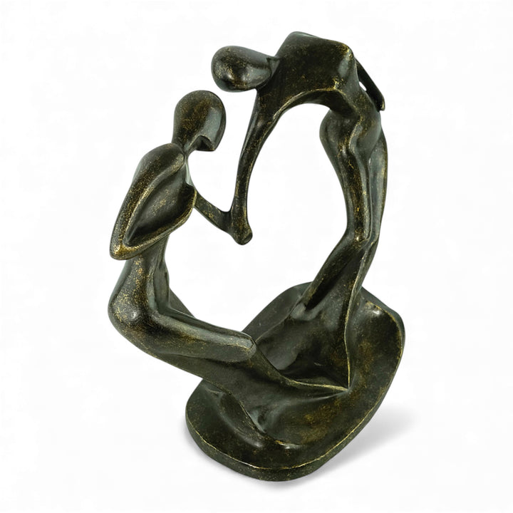 Moderne bronzen beeld van een dansend paar dat een hart vormt