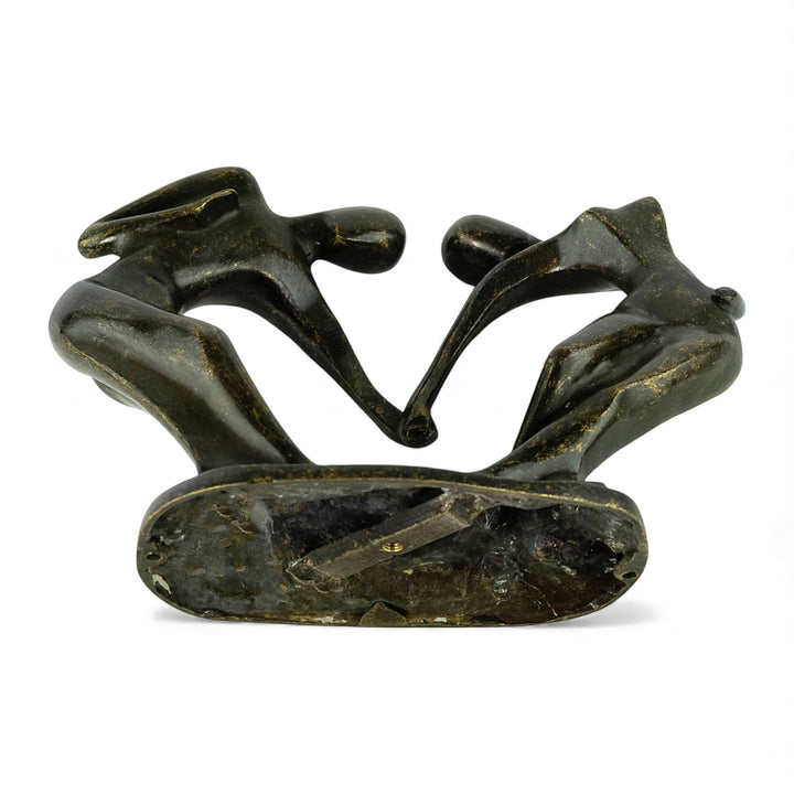 Moderne bronzen beeld van een dansend paar dat een hart vormt