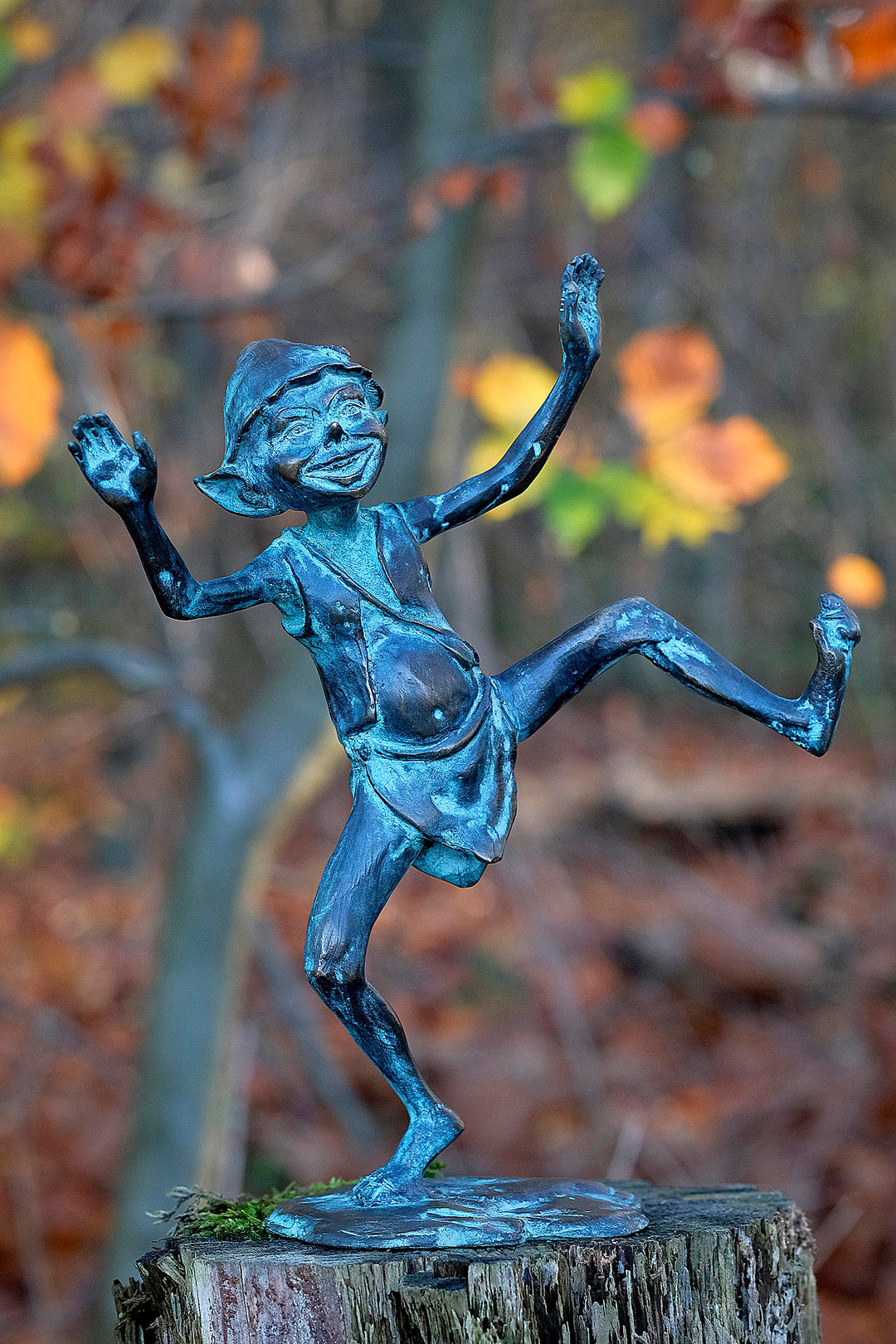 Escultura de bronce de un duendecillo bailando
