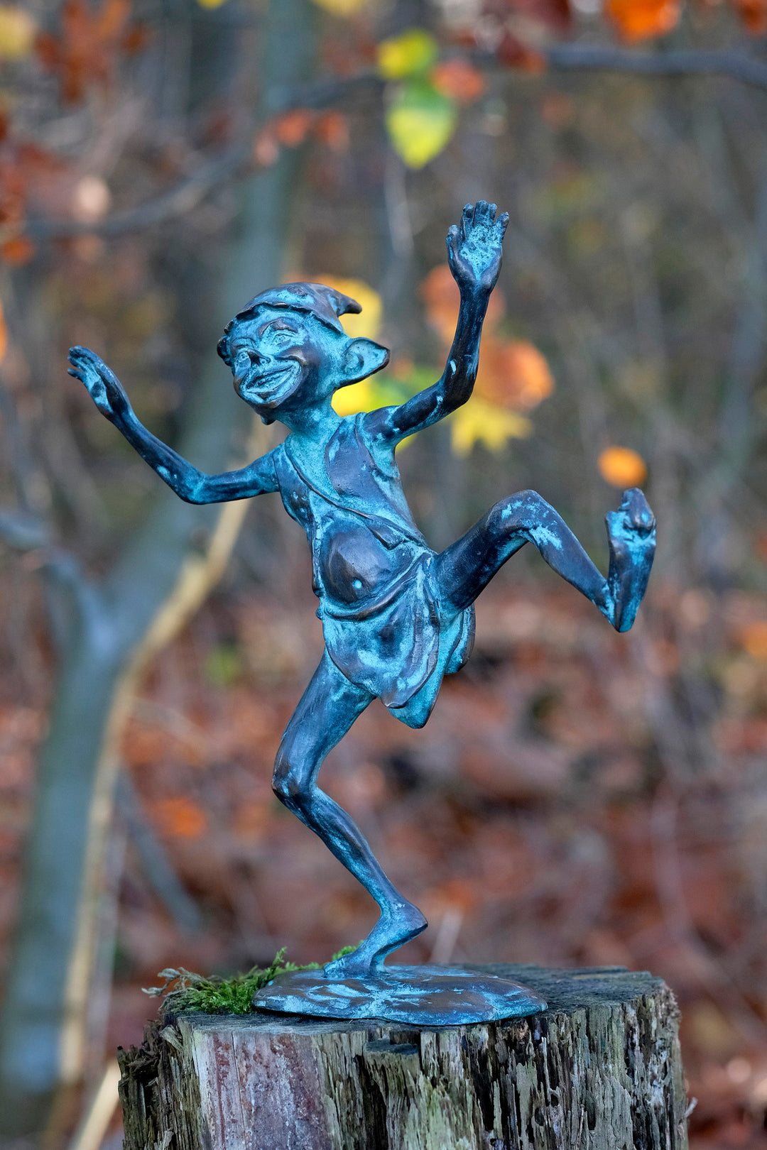 Escultura de bronce de un duendecillo bailando