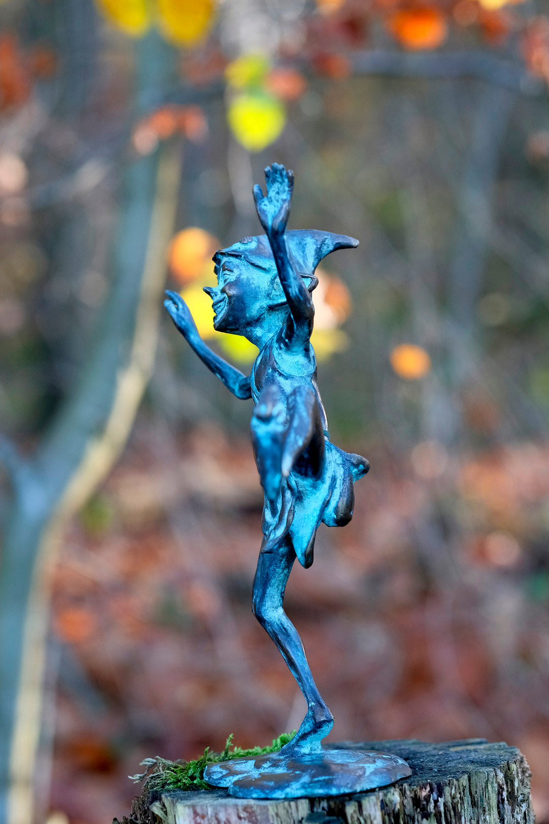 Escultura de bronce de un duendecillo bailando