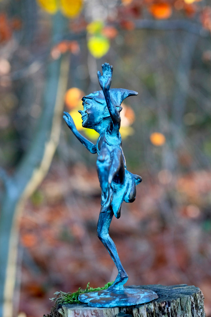 Escultura de bronce de un duendecillo bailando