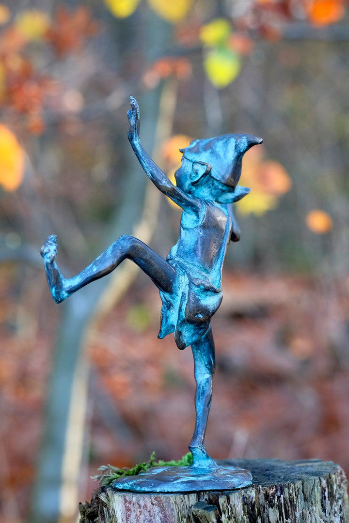 Escultura de bronce de un duendecillo bailando