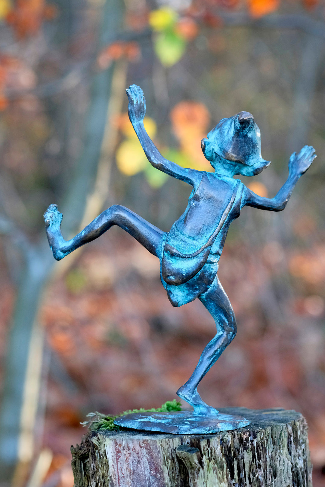 Escultura de bronce de un duendecillo bailando