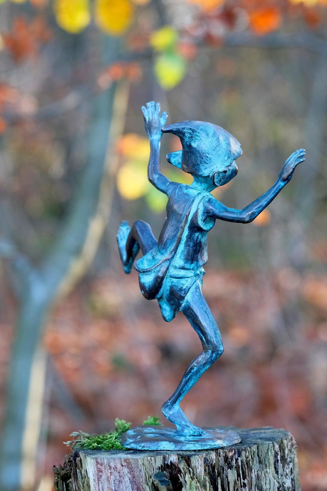 Escultura de bronce de un duendecillo bailando