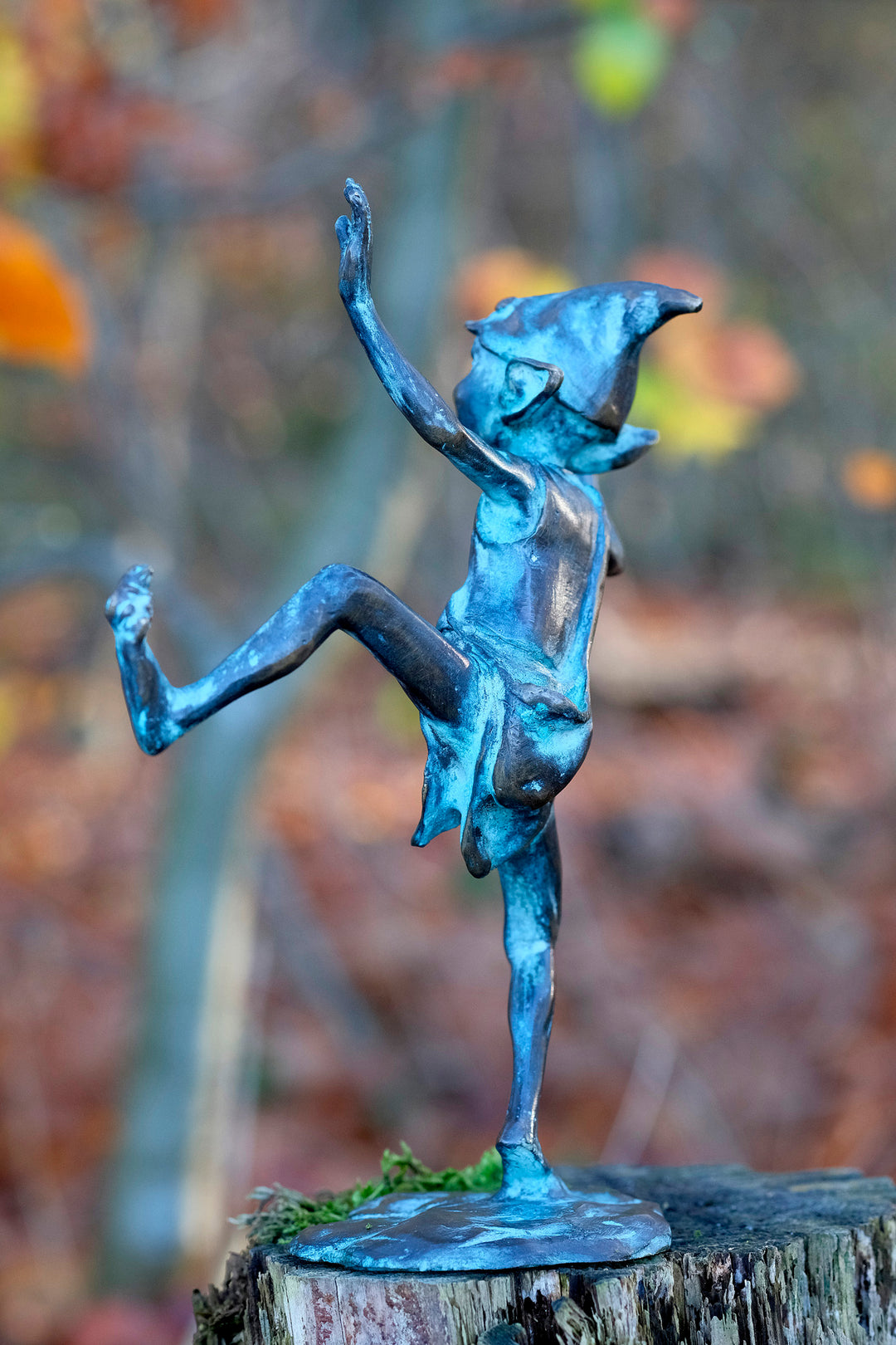 Escultura de bronce de un duendecillo bailando