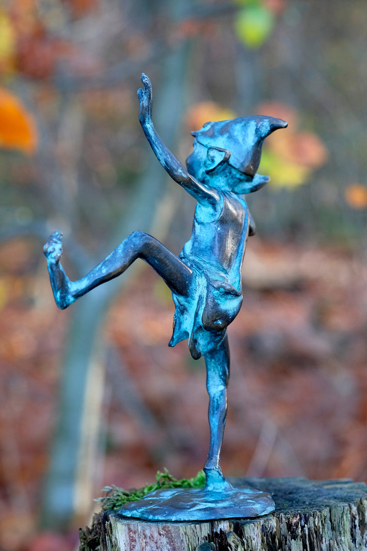 Escultura de bronce de un duendecillo bailando