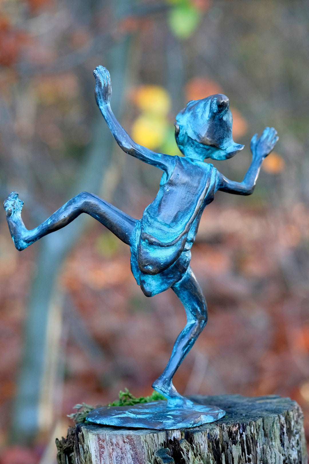 Escultura de bronce de un duendecillo bailando