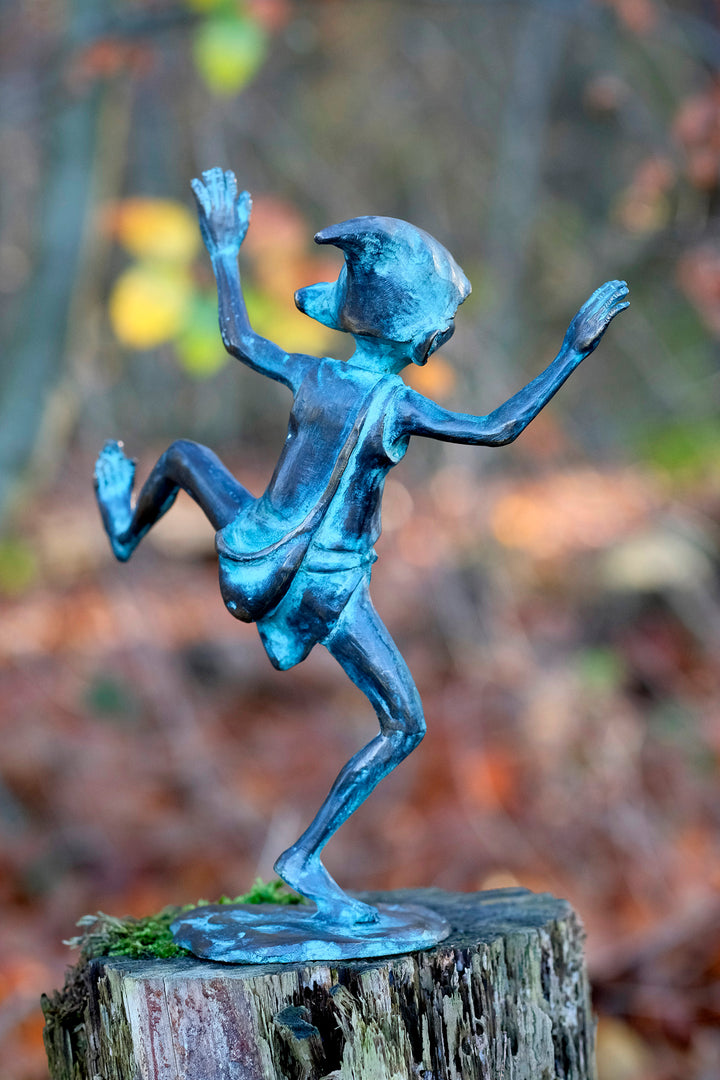 Escultura de bronce de un duendecillo bailando